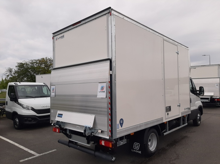 IVECO DAILY 35C18H 3.0L 180CH BVM CAISSE 20M3 + HAYON 750KG