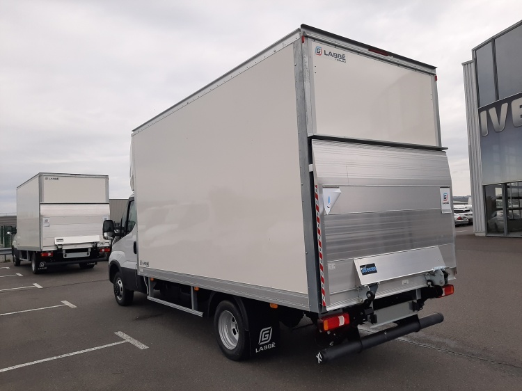 IVECO DAILY 35C18H 3.0L 180CH BVM CAISSE 20M3 + HAYON 750KG