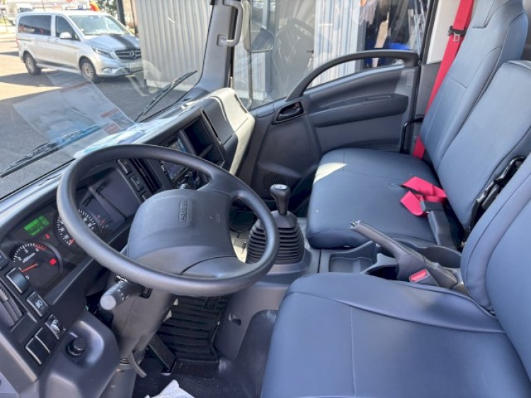 ISUZU M27 LARGE 3.0L 150CH BVM BENNE ACIER + COFFRE + PORTE UNIV + REHAUSSES + TOIT DE PROTECTION J.P.M