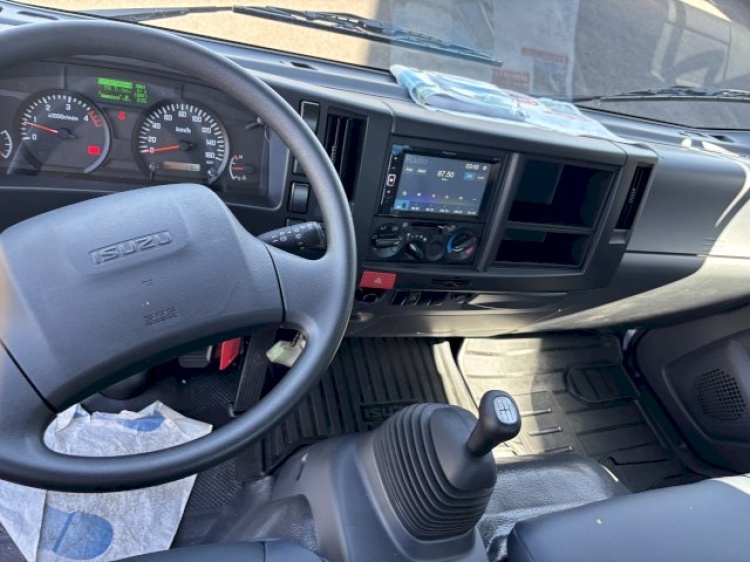 ISUZU M27 LARGE 3.0L 150CH BVM BENNE ACIER + COFFRE + PORTE UNIV + REHAUSSES + TOIT DE PROTECTION J.P.M