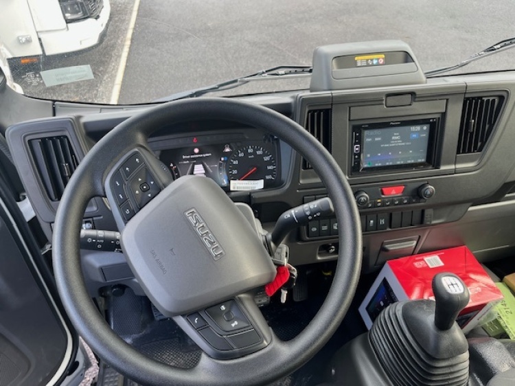 ISUZU M27 GEN 2 3.0L 150CH BVM BENNE ACIER CABRETA + COFFRE MI HAUTEUR + PANIER