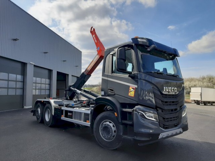 IVECO X-WAY 6X2 26T 420CH BVA SUSP PNEU + BRAS DALBY XHM3