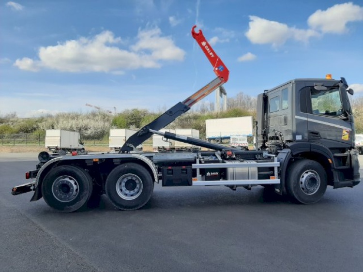 IVECO X-WAY 6X2 26T 420CH BVA SUSP PNEU + BRAS DALBY XHM3