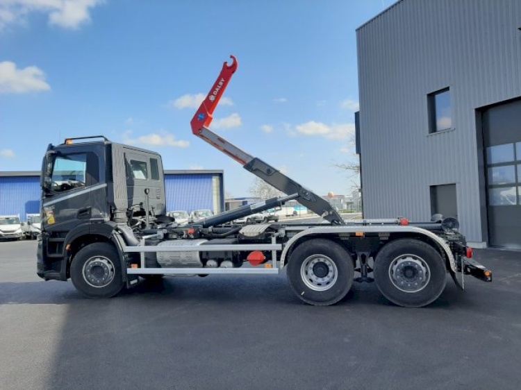 IVECO X-WAY 6X2 26T 420CH BVA SUSP PNEU + BRAS DALBY XHM3