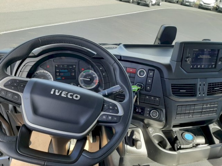 IVECO X-WAY 6X2 26T 420CH BVA SUSP PNEU + BRAS DALBY XHM3 